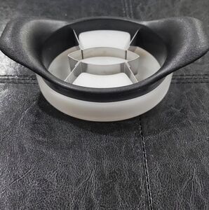 RETIRED-Pampered Chef Mango Wedger Slicer with Blade Cover- Black